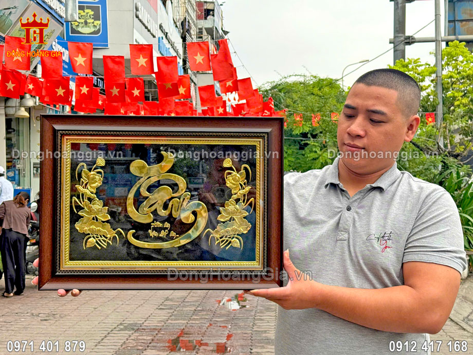 Treo tranh chữ tâm tại phòng khách, phòng thờ cúng sang trọng